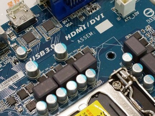 VR12供电标准。在用料上,每相供电均采用全封闭式电感、固态电容和八爪鱼Mosfet,有效保证处理器供电的稳定。 内存方面,技嘉GA-Z77M-D3H主板提供了4条DDR3内存插槽。磁盘方面,主板提供了4个SATA2磁盘接口,2个SATA3磁盘接口。同时主板还提供了2个USB3.0前置扩展。 扩展方面,技嘉GA-Z77M-D3H主板提供了1条PCI-E x1插槽和2条PCI-E x16插槽,方便用户扩展性能更加强劲的独立显卡。另外,主板还通过扩展提供了1条PCI插槽。 背板输出方面,技嘉GA-Z77M-
