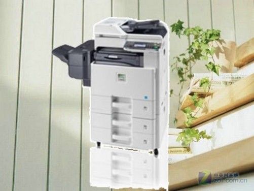 圖為:京瓷C8520MFP 圖賞 京瓷C8520MFP支持多合一及雙面打印、復印功能,23秒內即可從睡眠模式中恢復運作,睡眠模式下的功耗低至0.9瓦。兩款新品具備多項為現代辦公室量身打造的智能處理功能,其卓越性能可輕松滿足各大主流商務需求。 京瓷C8520MFP產品支持IPv6互聯網協議,可兼容未來新一代的網絡基礎設施。標配的內置作業分離器,可同時處理打印、復印、掃描以及傳真任務。分組分頁功能簡化了事后人工分類的擾人步驟,直接輸出多份自動歸類的副本文檔。