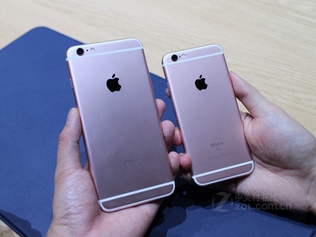 图为:苹果iPhone 6S Plus(全网通) 苹果iPhone6 Plus屏幕端采用5.5英寸大屏幕,屏幕分辨率为1920X1080p像素,显示效果细腻无比。核心方面苹果6采用64位苹果A8+M8协处理器,并配置1GB运行内存与最大128GB的存储空间。拍照方面,该机配置了前置120万像素的摄像头,后置摄像头依旧是苹果惯用的800万像素摄像头。