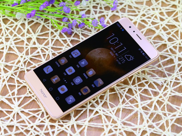 双镜头 高配质感荣耀V8 售价3140元 