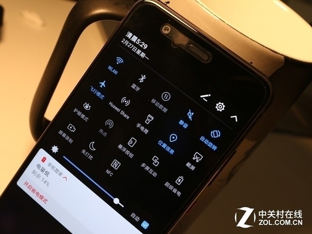 (中关村在线 安徽行情)华为 P10系列机身设计采用全新的金属钻雕工艺,微米级钻头,经百万次雕琢,造就出手机背部钻石般的光泽。随着光线角度的变换,可折射出光影流动的效果。前置一体指纹与纯平的镜头设计,使机身更加简约。目前,华为 P10(VTR-AL00/全网通)正中关村在线认证经销商合肥智能通讯(分期付款)处有售,报价3488元(送千元大礼包)。有需要的朋友可以咨询商家详情。联系电话: 13866108099/62880292/13637063888/13866728333 华为P10配备5.