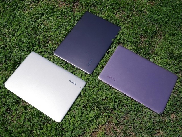 【中关村在线 安徽行情】荣耀MagicBook(i7 8550U/8GB/256GB)拥有强劲的内在实力,其搭载Intel 酷睿i7 8550H处理器,这颗处理器采用四核八线程设计,主频1.6GHz,睿频3.4GHz,三级缓存6MB,256GB固态硬盘及8GB内存,因为要兼顾散热与性能,相比为了薄而简化产品配置,荣耀MagicBook(i7 8550U/8GB/256GB)的配置显得诚意十足。目前该产品在商家科大智能数码商城 促销5400元,需要的朋友可以电话咨询一下商家。 【联系电话】1815510