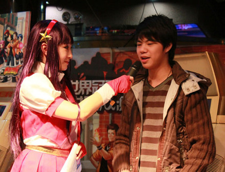 《拳皇世界》资格赛小孩单手接挑战_拳皇世界