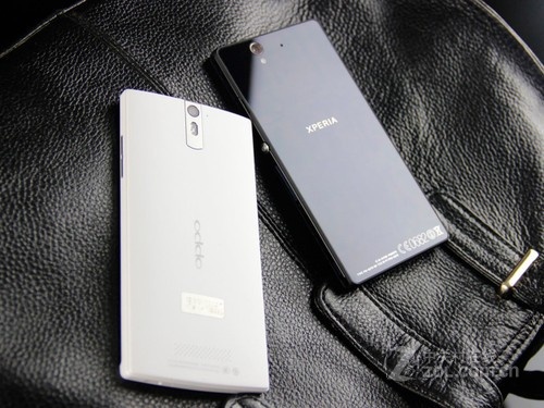 索尼l36h手机配备了5英寸1080p全高清分辨率的显示屏,四核处理器以及