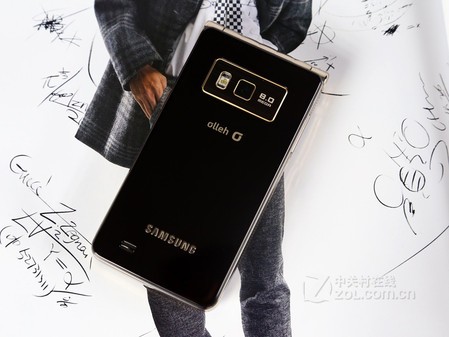 至尊双屏翻盖手机 三星i9235售4400元