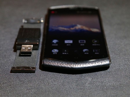 王石代言奢华商务 8848钛金手机银泰开售 王石代言奢华商务 8848钛金手机银泰开售