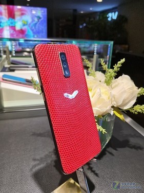 图为  vertu威图手机红色蜥蜴皮版