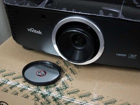 > 正文  丽讯d5000投影机外观沉稳低调不失时尚气息,镜头采用中置设计