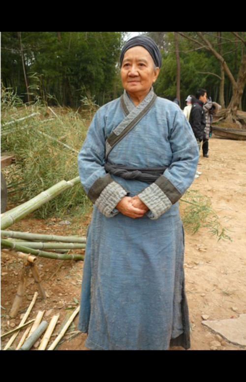 在电影《剑雨》中,细雨(杨紫琼饰),江阿生(郑宇盛饰)都通过神奇的易容